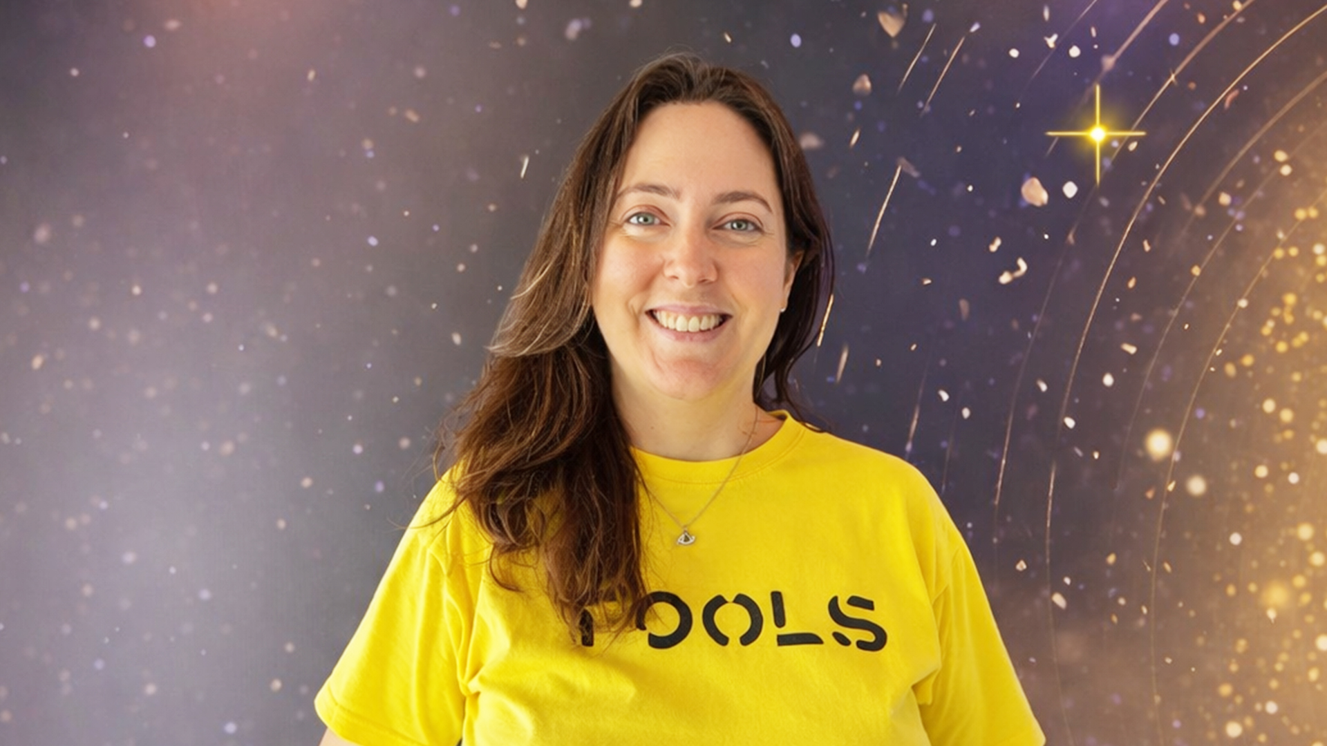 Mulher branca de camiseta amarela TOOLS sorrindo