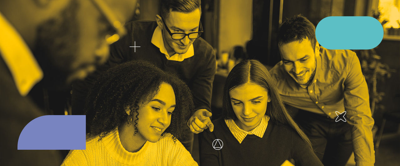 5 pessoas diversas. 4 estão olhando sorrindo para a tela do computador.