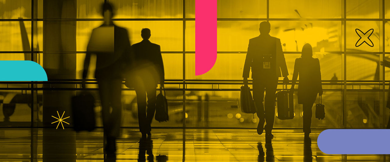 Pessoas em um aeroporto prestes a embarcar.