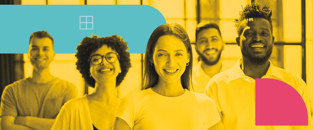 5 pessoas diversas olhando e sorrindo para a câmera 