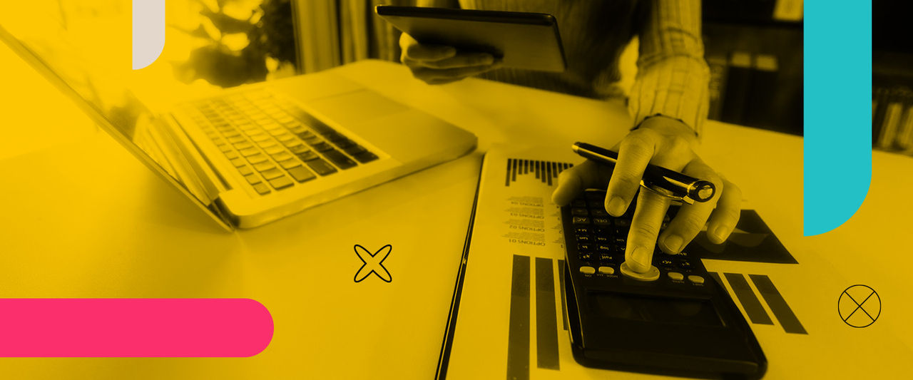 Mulher fazendo contas com aparelhos eletrônicos, 