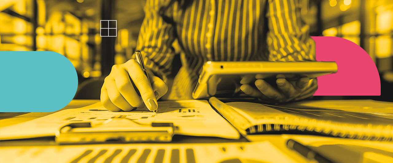 Mulher com tablet na mão