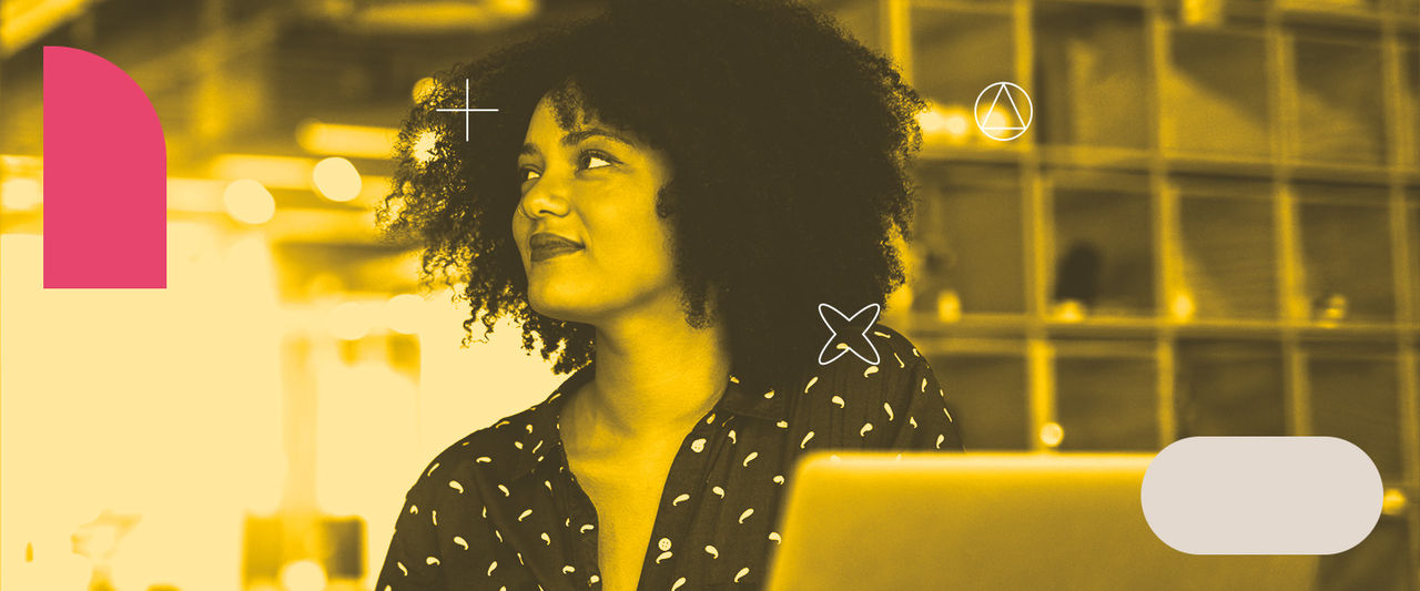 Mulher negra, de cabelos crespos, sorrindo sem os dentes e olhando para o lado. 