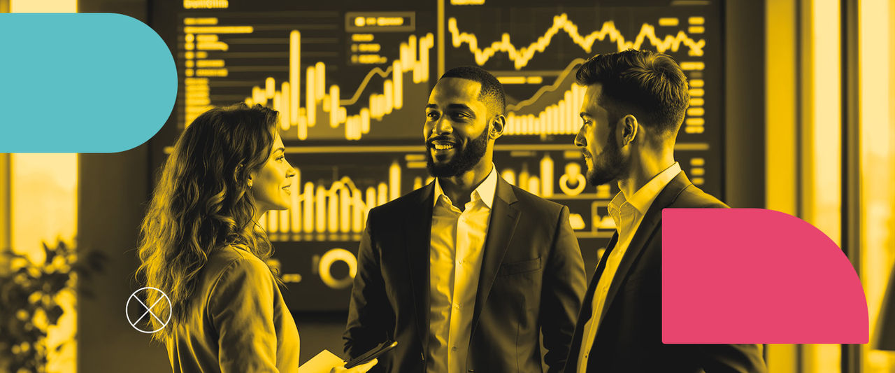 Uma mulher jovem e dois homens conversam em frente a algumas telas de dashboard dentro de uma empresa corporativa.