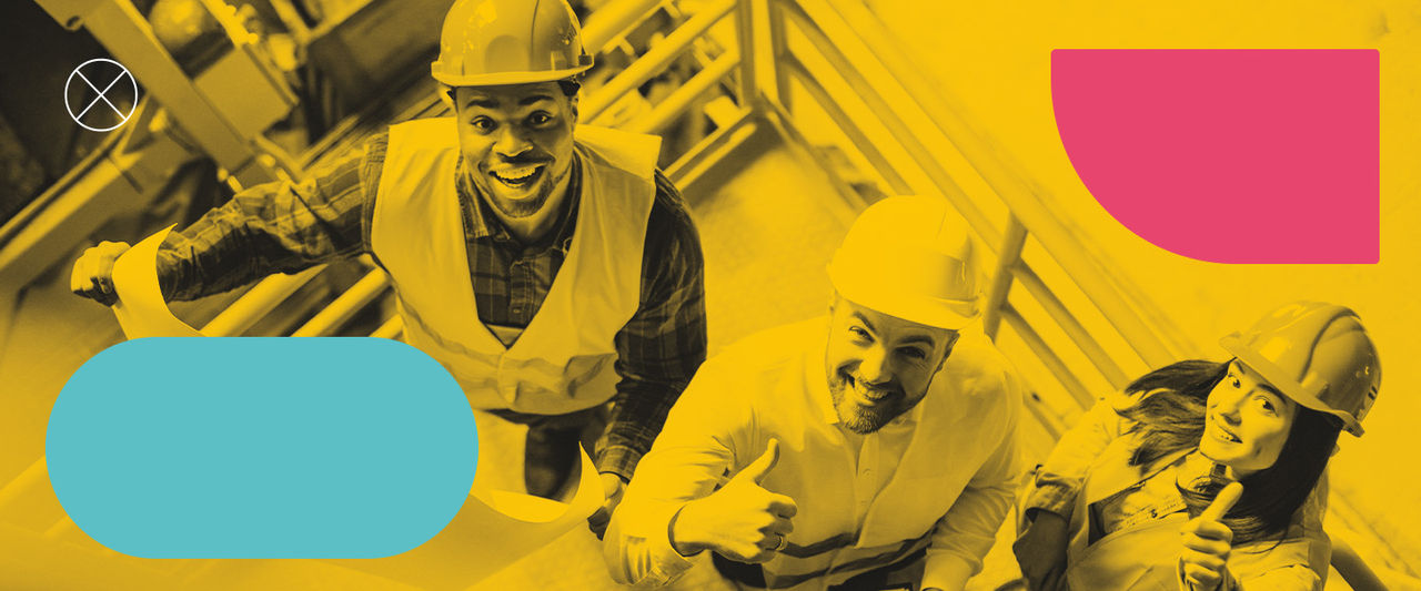 Três pessoas com capacete de obra