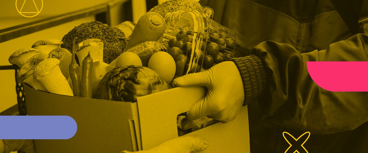 Pessoa distribuindo alimentos