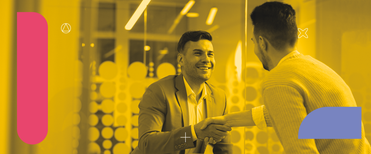 Dois homens brancos dão um aperto de mãos. 