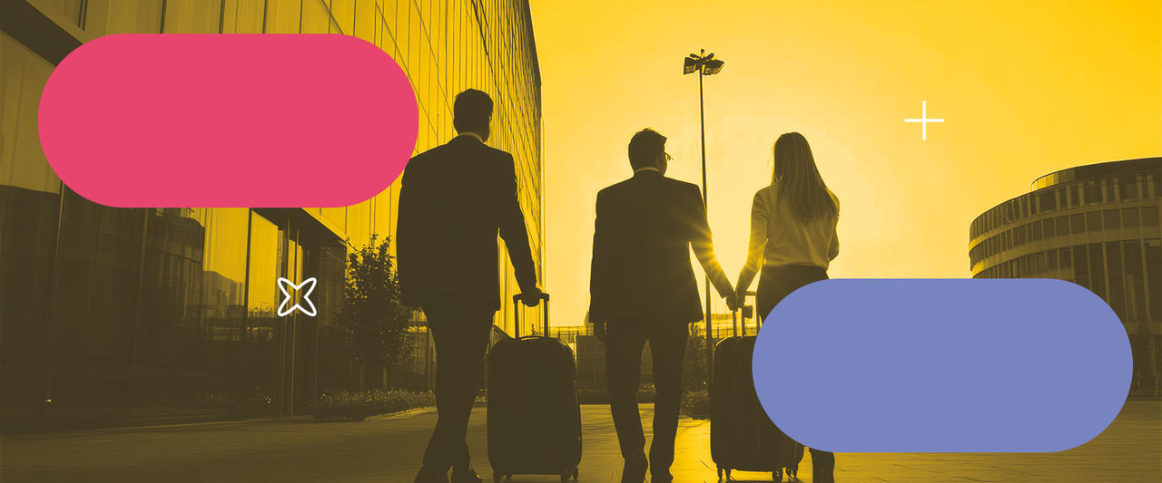 Profissionais em aeroporto carregam bagagens de mão, ilustrando a gestão de viagens corporativas.