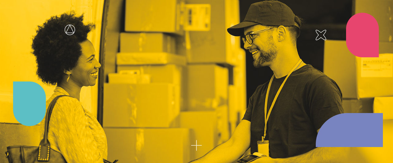 Duas pessoas, sendo uma mulher negra e um homem branco, se olhando e sorrindo.