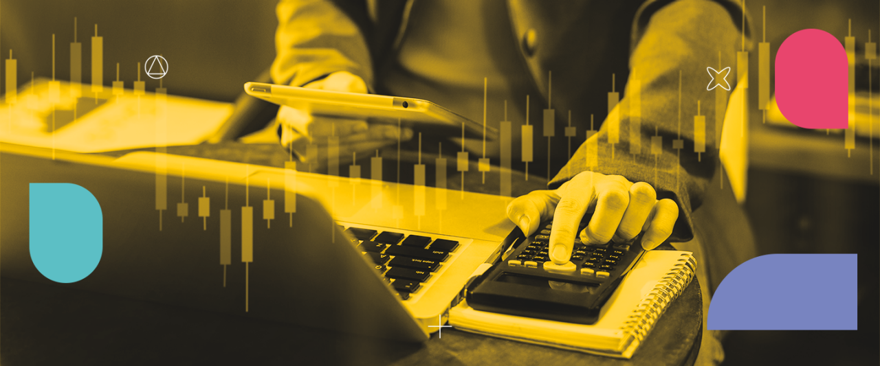 Imagem com um computador, tablet e calculadora. Há uma mão apertando um botão na calculadora.